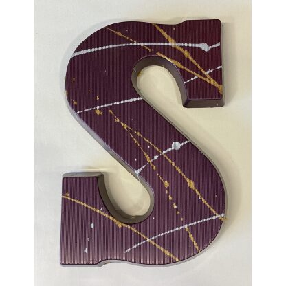 F&R Pastry Chocolade letter S met verschillende noten