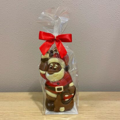 Kerstman met cadeautjes holfiguur melkchocolade 13,5 cm (75g)